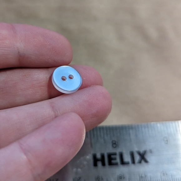 BUTTONS Round Iridescent Pearlized 2-holed 1/2" (10) - Picture 4 of 5